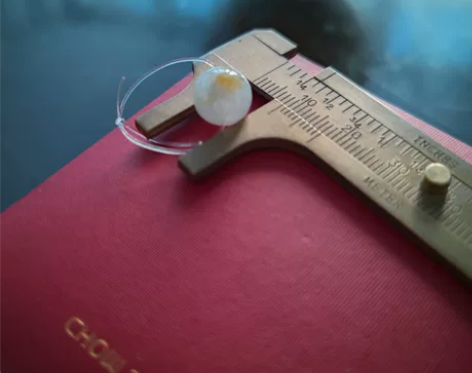 翡翠A货圆珠，飘一抹黄色，保真，卡9.5，...