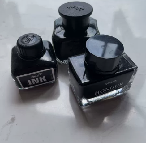 黑色墨水三瓶 全新仅开封，首页买两件物品可...