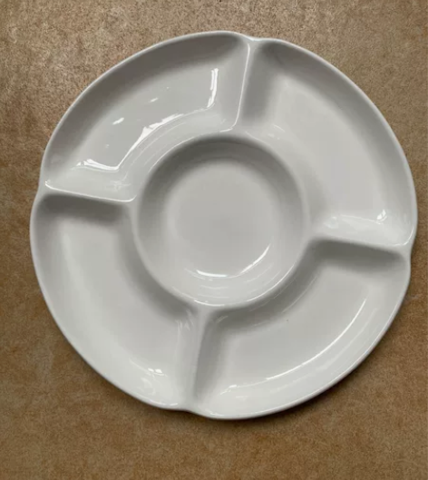 陶瓷梅花调色盘,直径24cm.微瑕疵.盘内...