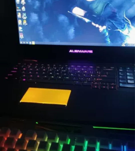 外星人17游戏本。里面4个内存卡槽，固态硬...