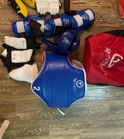 全套跆拳道护具，孩子长得快之前的护具用不了...