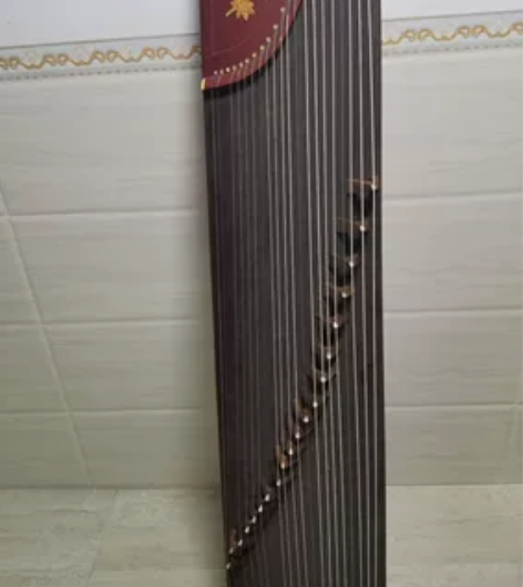 培训班倒闭，古筝一台，95新。 感兴趣的话...