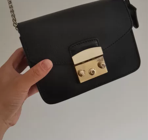 牛皮斜挎包，五金有磨损的痕迹。七层新。 感...