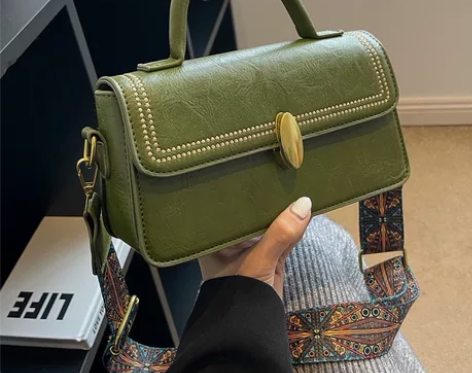 高级感复古小包包秋冬新款女包流行质感百搭斜...