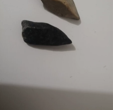 内蒙旅游在草原上捡到的石头，像箭头一样。也...