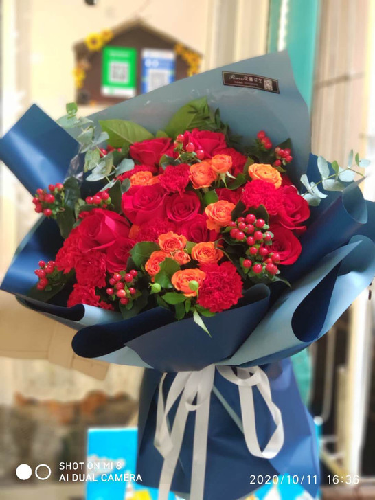 11朵红玫瑰康乃馨蓝色包装花束