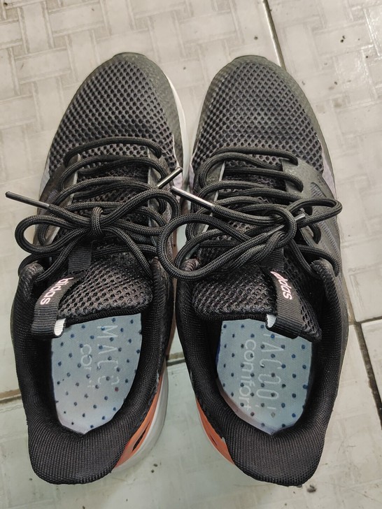 阿迪休闲运动鞋女款