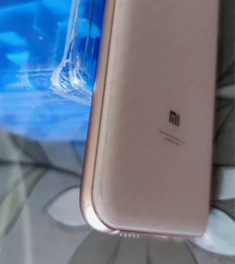 小米8 金色 6+64  内存有点小，只能...