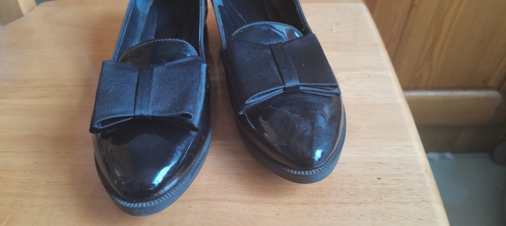 38的女士皮鞋一双，299意尔康买的，穿了...