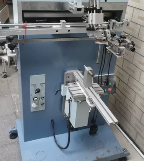 三鑫牌450曲面丝印机，可以印刷12公分的...