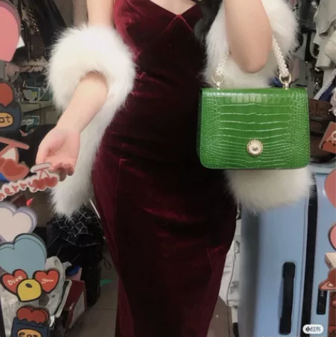 2022秋冬新款金丝绒吊带裙法式V领性感长...