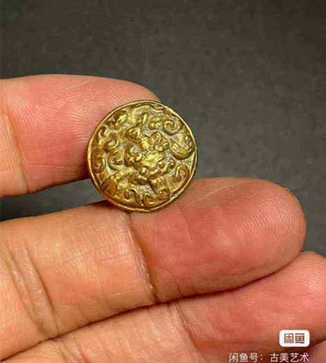 高古戰银鎏金蟠螭纹扣饰、金水足、造型小巧精...