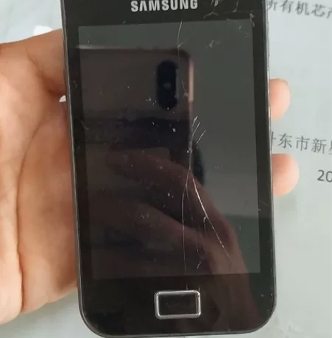 三星手机，当年买来不到一个月屏幕就摔坏了之...