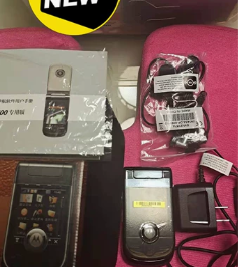 摩托罗拉手机全新，带两块电池，带充电器，闲...