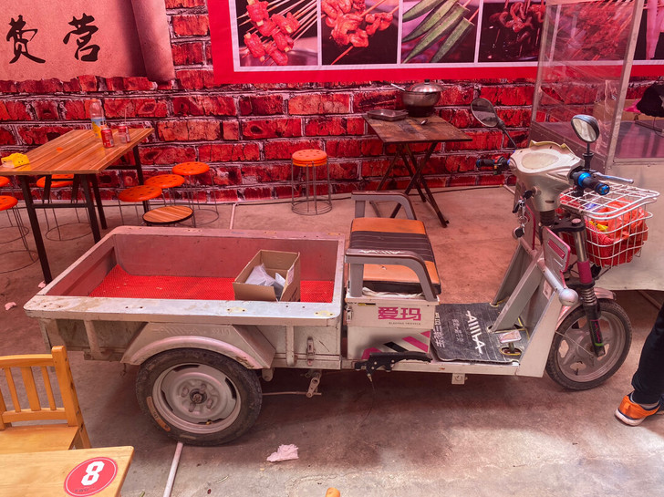 三轮车、刚换的两个车轮胎、刚换的新电瓶