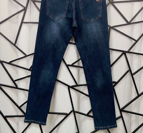 高版本潮牌牛仔裤 质量炒鸡棒 感兴趣的话点“我想要”和我私聊...
