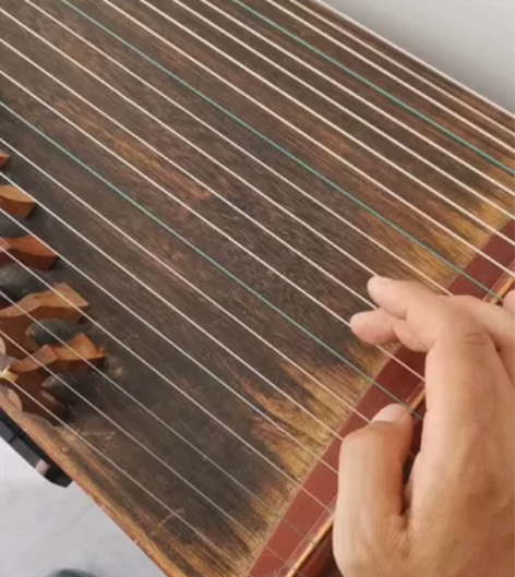 古筝8成新，是那种大琴，不是小的。赠送琴架...