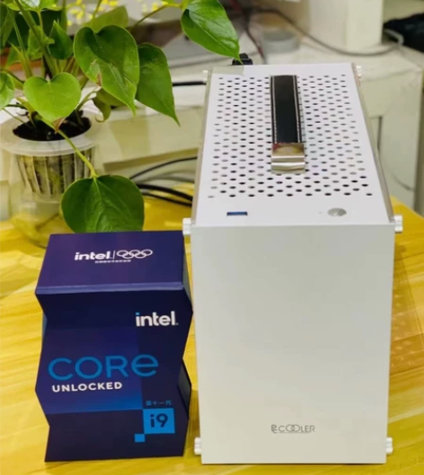 超频三 蜂鸟1机箱ITX迷你手提 便携式桌...