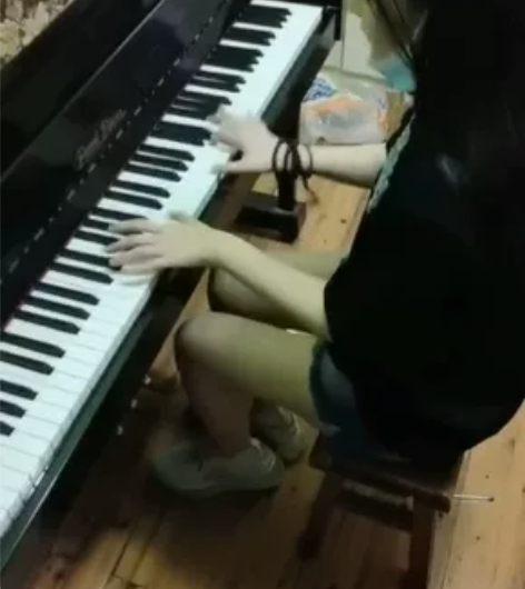 珠江钢琴85新 买来基本没弹 可小刀 点我...