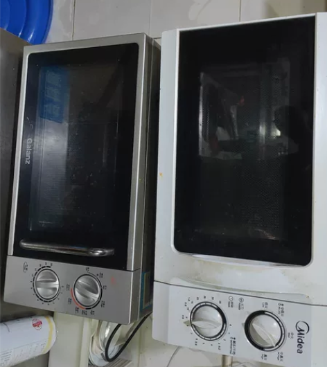 微波炉两个一个美的的一个格兰仕的，成色擦一...