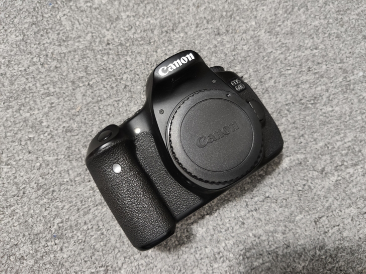 佳能60D中端单反单机身。