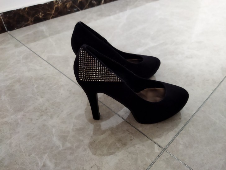 鞋跟也不是很高，穿过一段时间，鞋子完好无损...