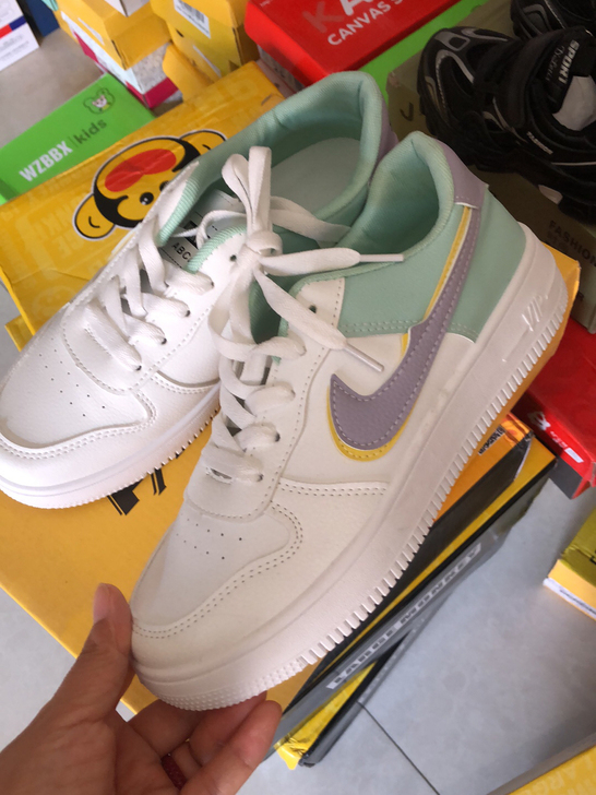 全新 大人版小白板鞋一双，40码的，标准码...