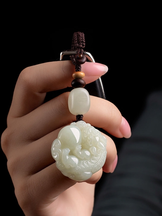 玉石吊坠钥匙扣，说是和田玉的，咱也不懂，反...