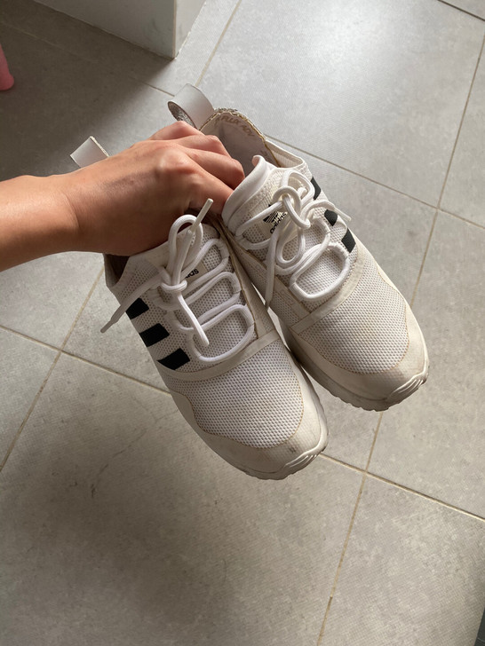ADIDAS白色运动鞋,正常穿着痕迹。到手...