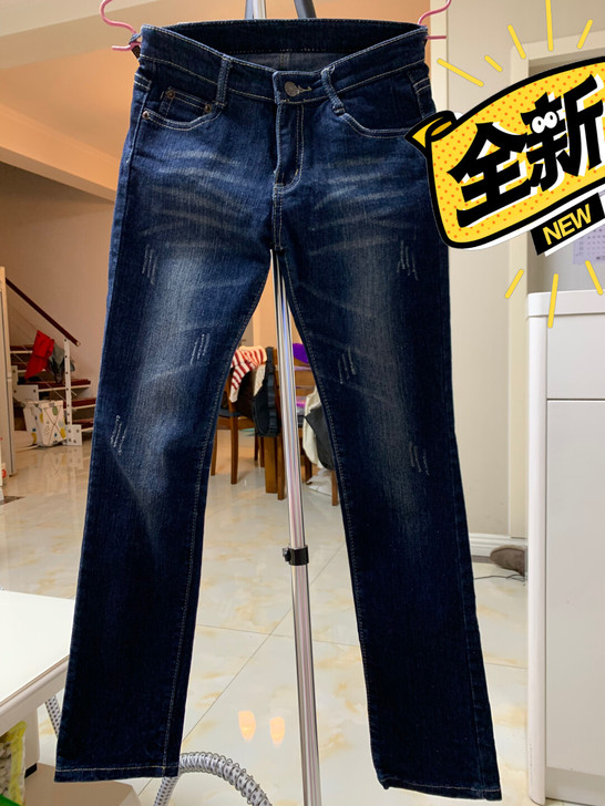 深蓝色修身牛仔裤，全新无吊牌，后面标签处可...