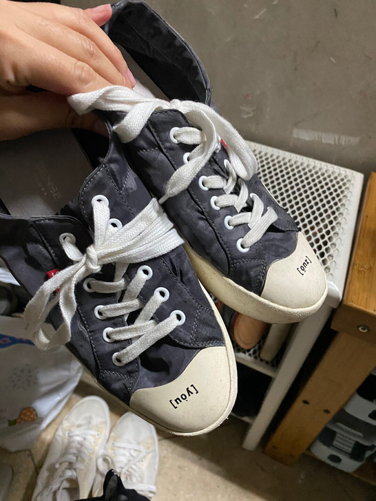 千履本色专柜买的帆布鞋，内里是真皮鞋底，很...