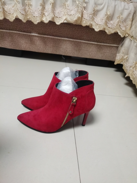 达芙妮 细高跟绒面单鞋，红色，高度大概在6...