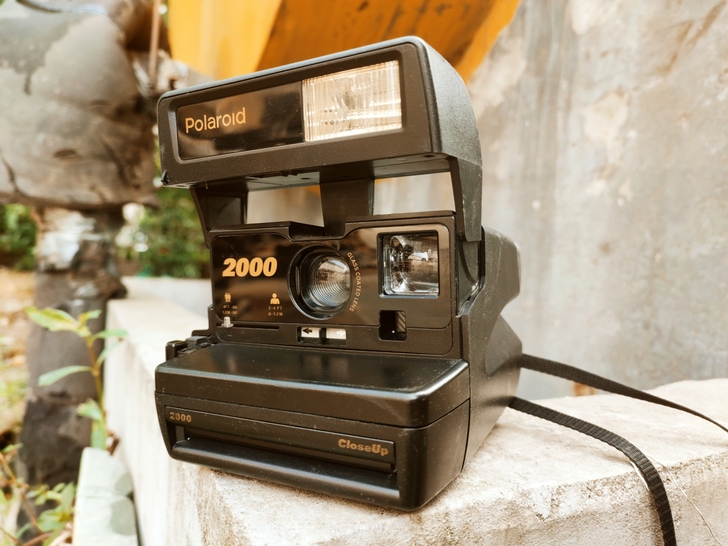 宝丽来2000一次成像相机，复古装修橱窗摆...