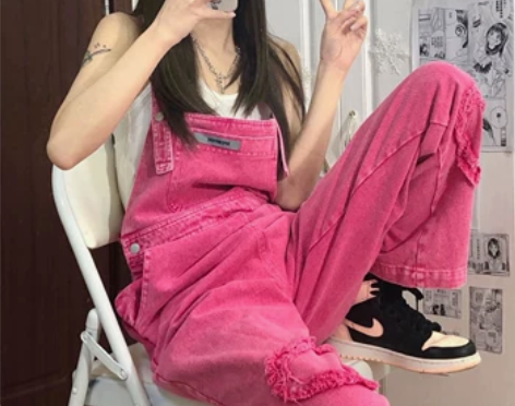 粉色背带牛仔裤女夏季2022新款宽松复古显...