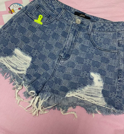 提花文字牛仔破洞短裤S码 超短 感兴趣的话...