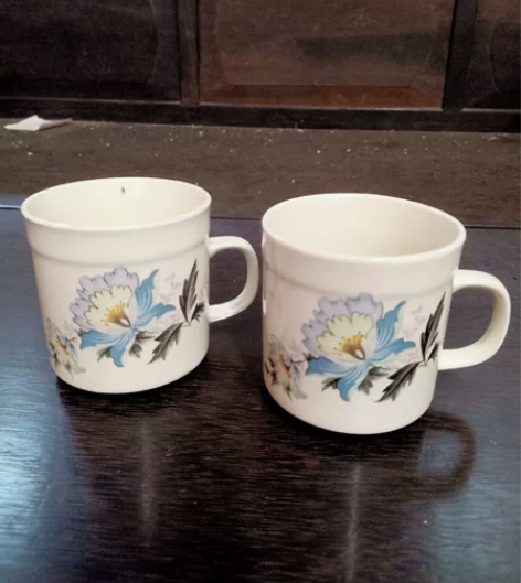 旧瓷杯一对，图案飘亮，成色较好，高与径大约...