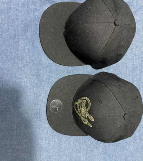 几乎全新的两个棒球帽，大头围福利，第一个是...