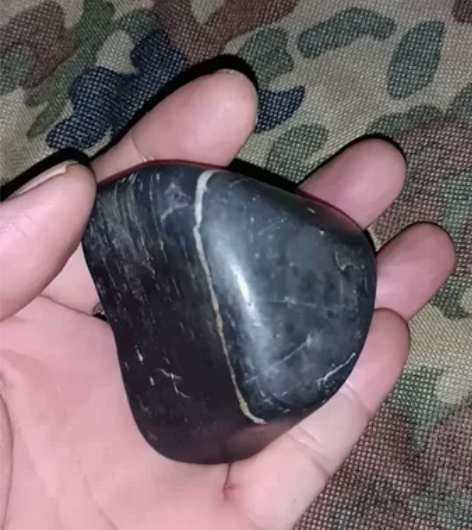 雅玩小石/镇纸石/手玩石/河石 黑金刚随形...