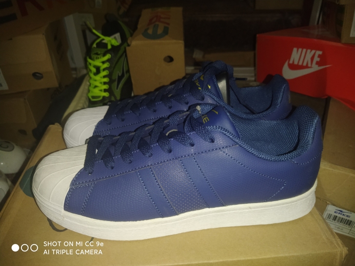 鸿星尔克正品，42码一双，正品全新实物拍摄...