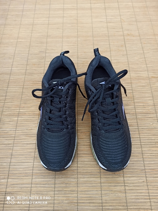 42码鸿星尔克运动鞋