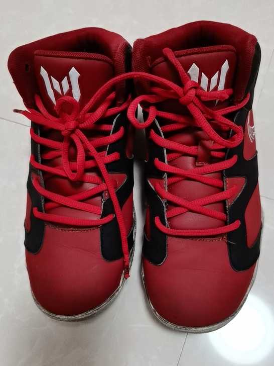 乔丹篮球鞋，38码，七成新，有点小瑕疵，问...