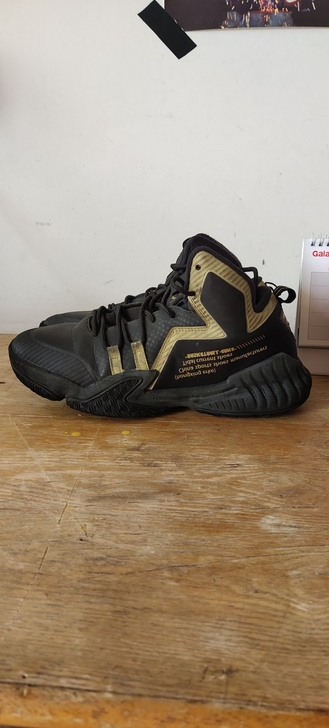 鸿星尔克篮球鞋