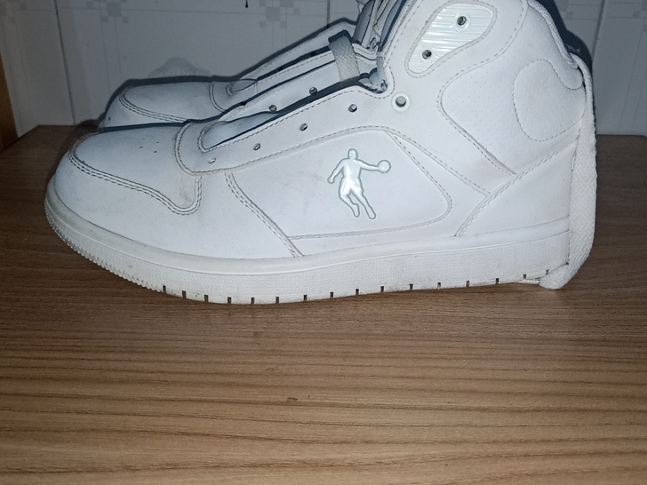 39码乔丹,9成新,鞋底轻微磨损,整体无开...