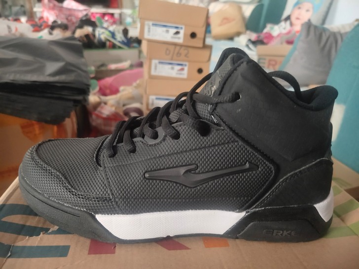 鸿星尔克正品，36码一双