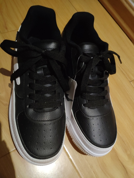 鸿星尔克43码板鞋，吊牌在，鞋盒扔了，仅试...