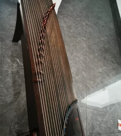 因店铺转让现有两台闲置古筝出售，含全套配件...