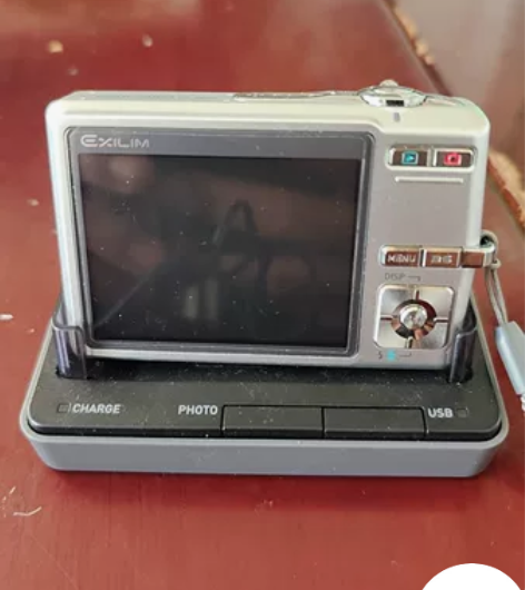 卡西欧照相机时间长没充电开不了机了，九成新...