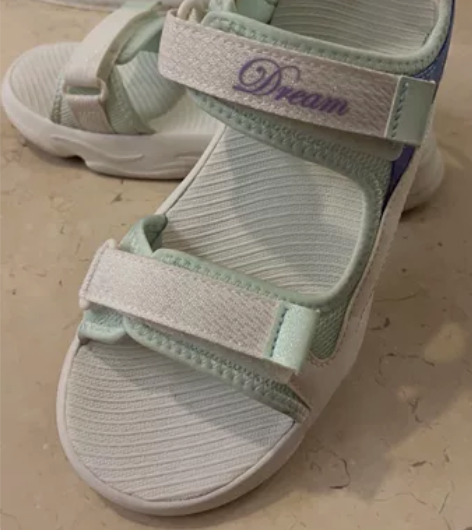 特步女童大童冰雪奇缘粘扣粘带免系带露趾凉鞋...