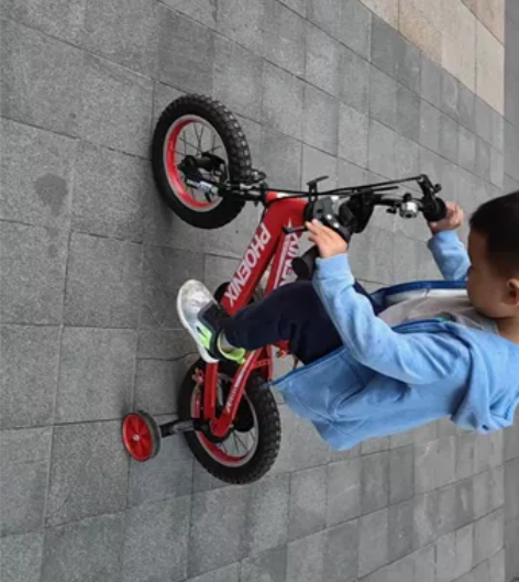 凤凰12寸自行车，95新，均完好，有辅助轮...