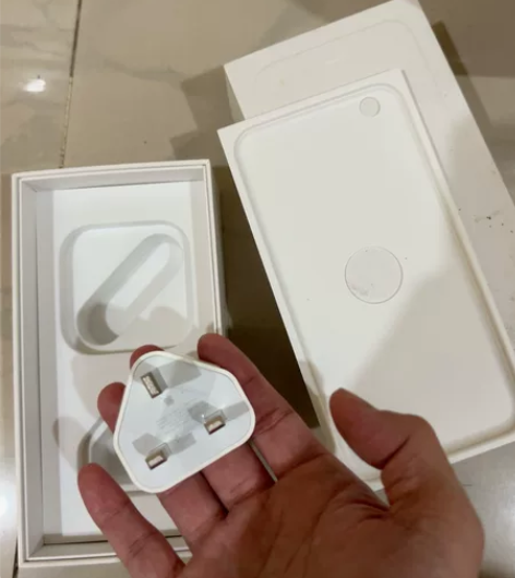 iphone港版充电头全新未使用带一个盒子...